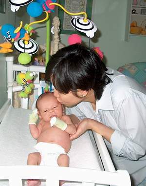 Mommykiss.JPG